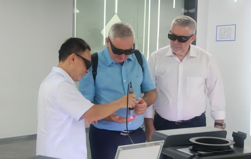 La delegazione ungherese di scienza e tecnologia e di cooperazione economica e commerciale visita PBM Medical Laser per esplorare la frontiera della tecnologia laser